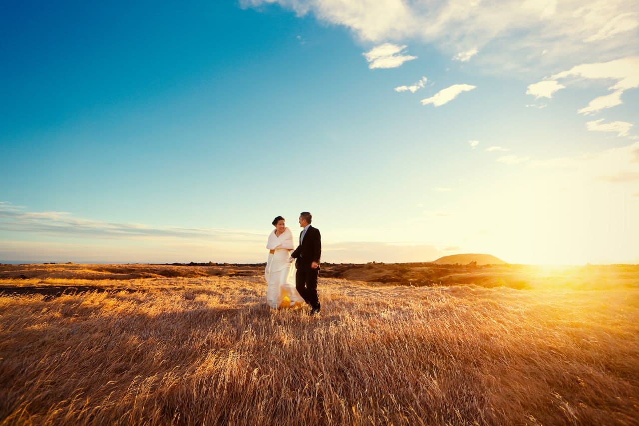 Destination wedding photography — golden hour couple in Tuscany