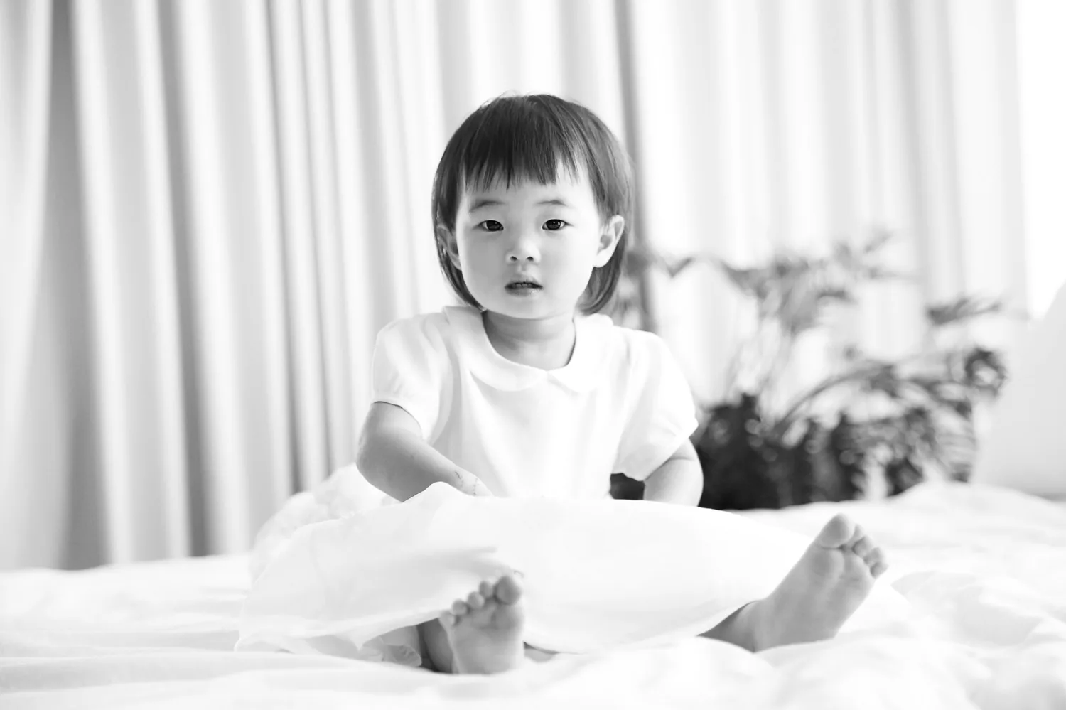 Indoor family cuddle with Angela, Andrew and their girls in Singapore