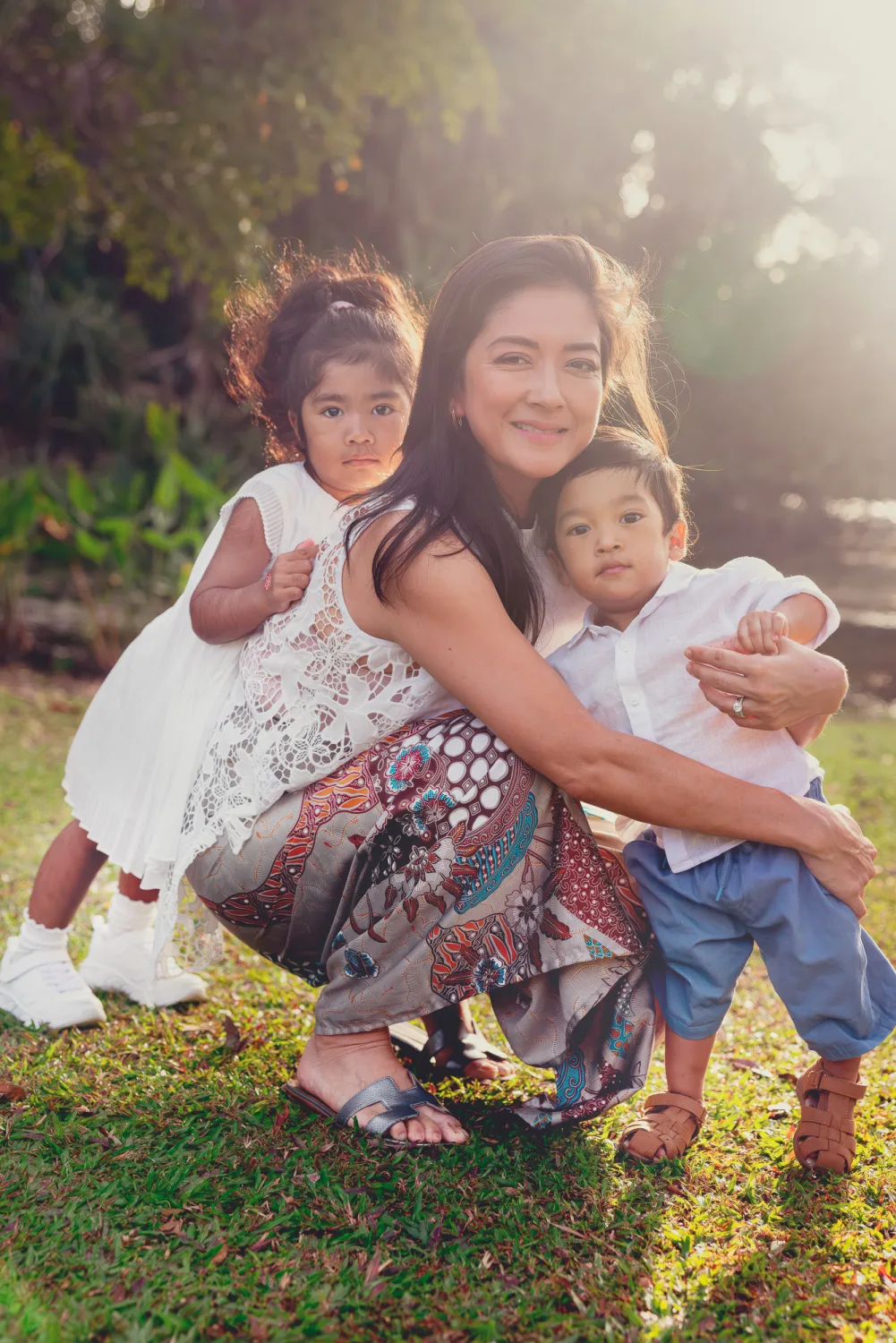 Nicole with Anneke and one of the twins during their family session at Singapore Botanic Gardens