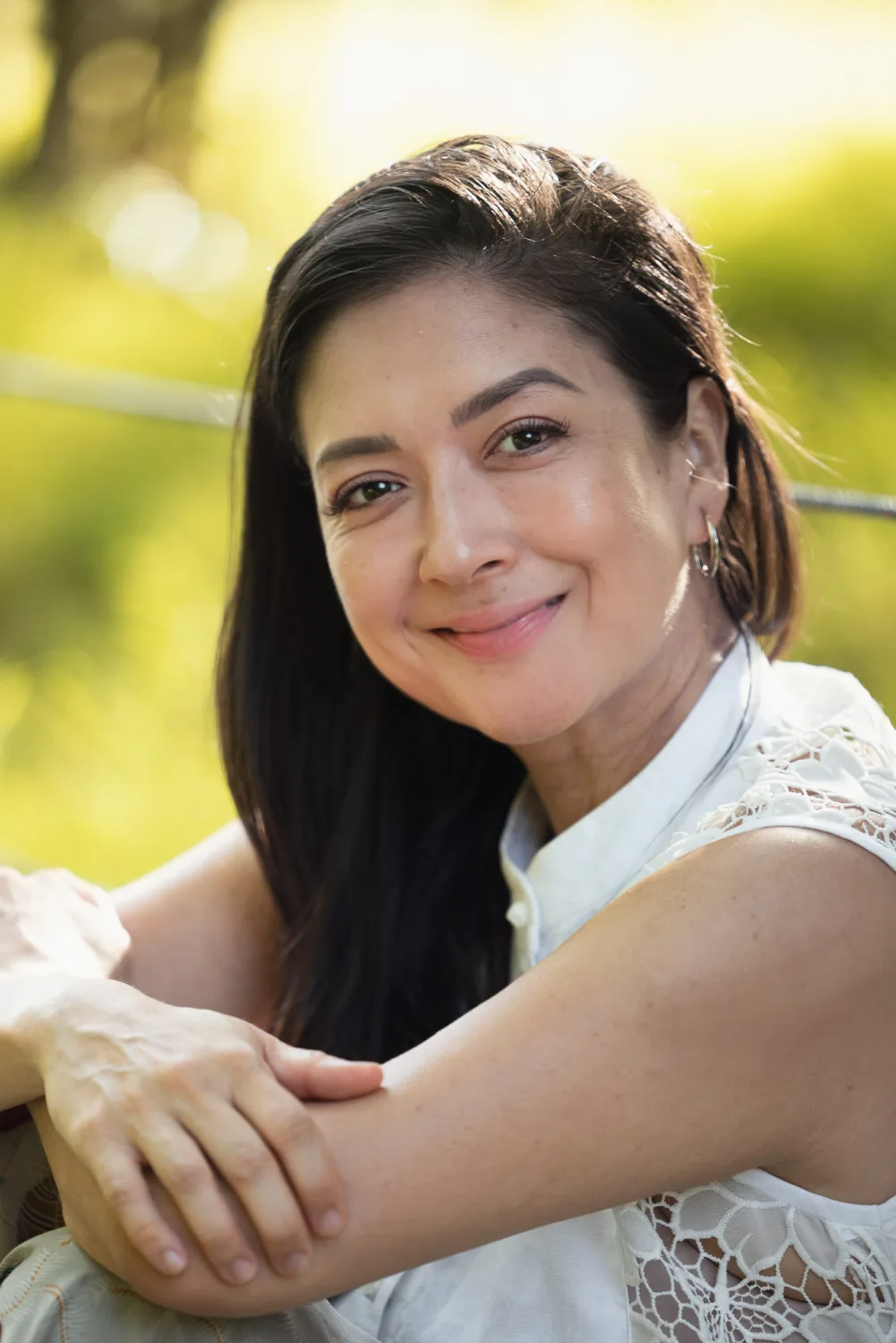 One of the twins holding the rope barrier during the family session at Botanic Gardens