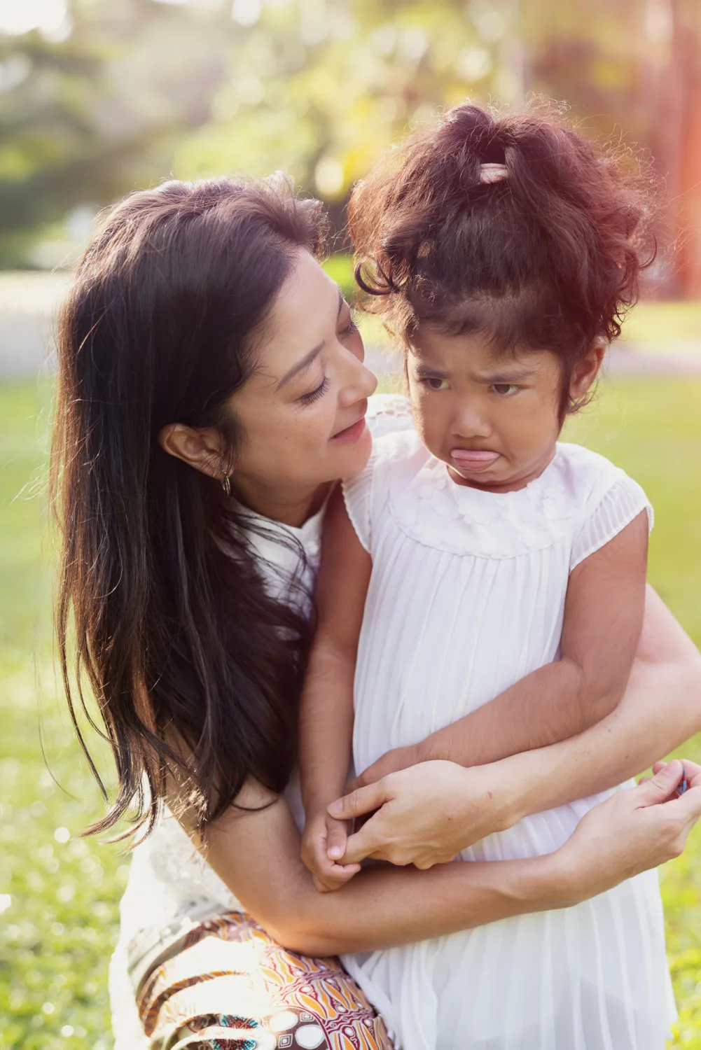 Nicole with Anneke in a close mother-daughter moment at Singapore Botanic Gardens