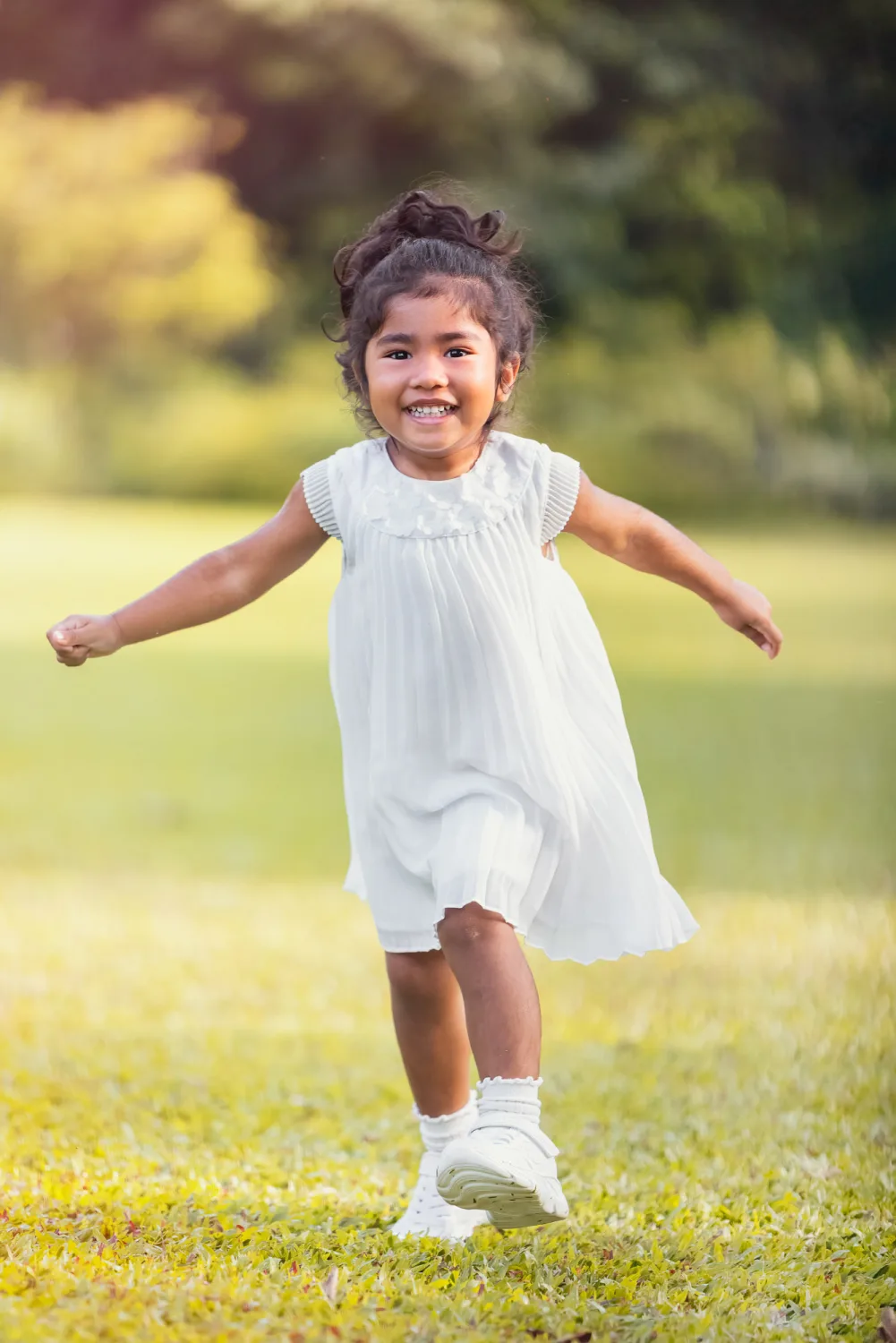 Anneke framed by the warm Botanic Gardens light during the family shoot