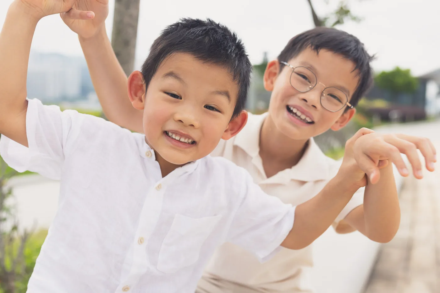 Xenia, Lok, Yu and the children together during a Hong Kong waterfront portrait session