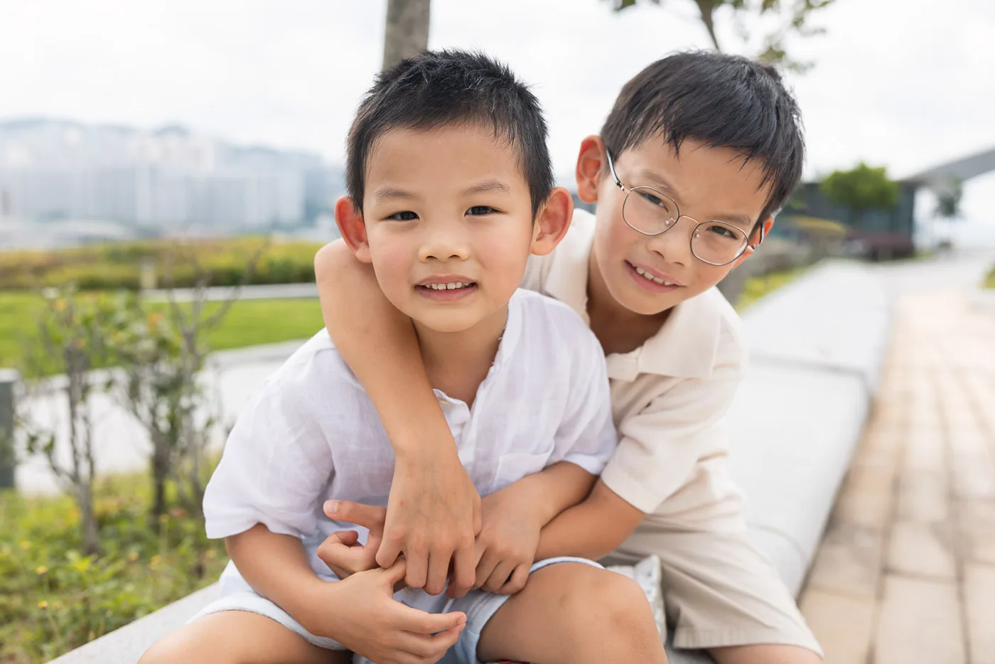 Children playing together during a Hong Kong family friends photoshoot