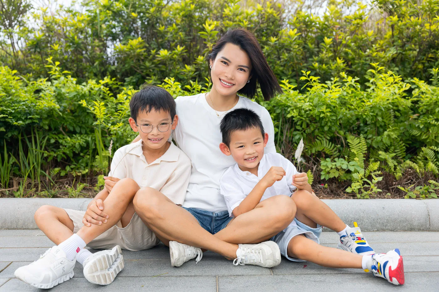 Yu sitting with her two sons during a Hong Kong waterfront family photo session