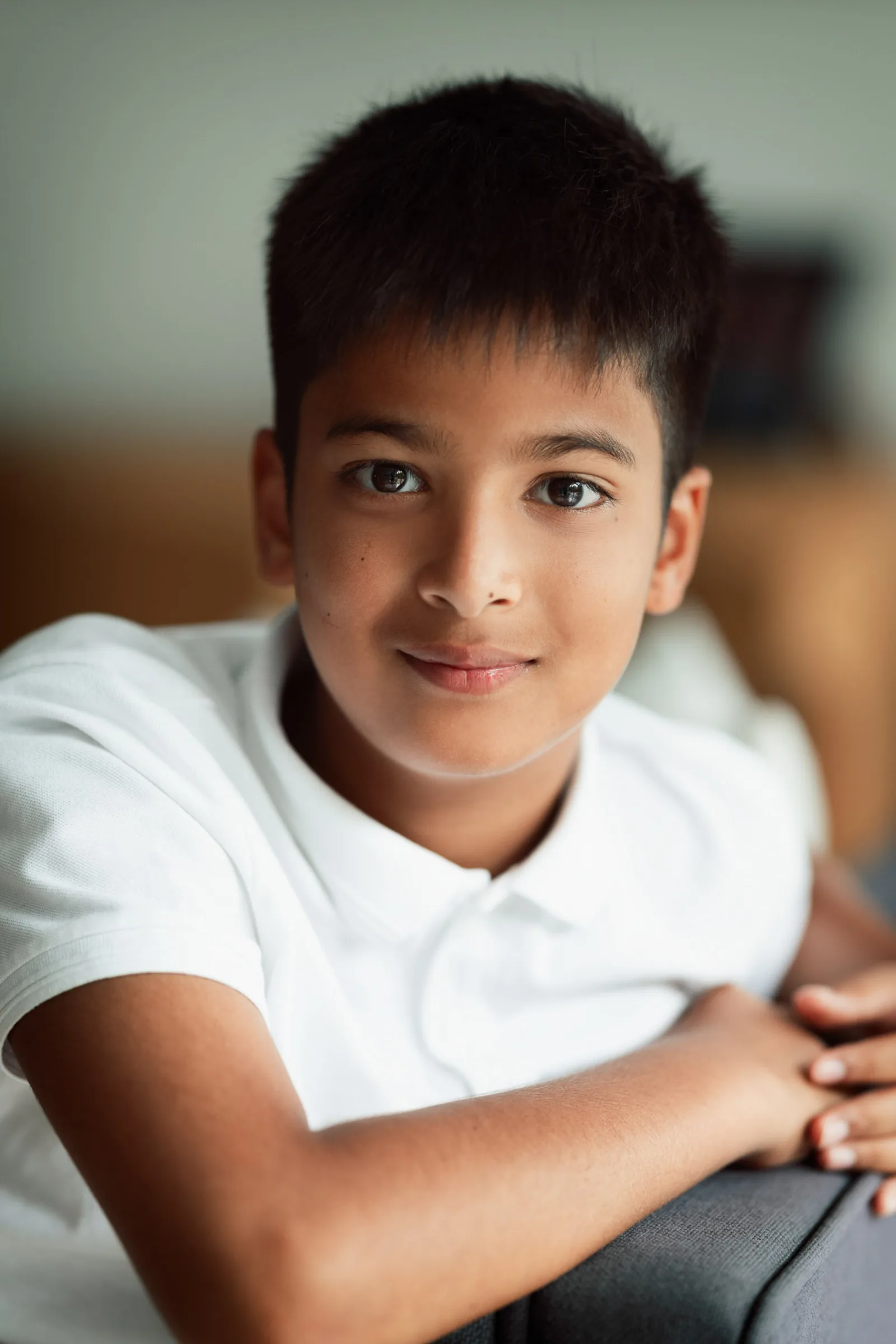 Singapore family photographer captures quiet sibling moment by the window