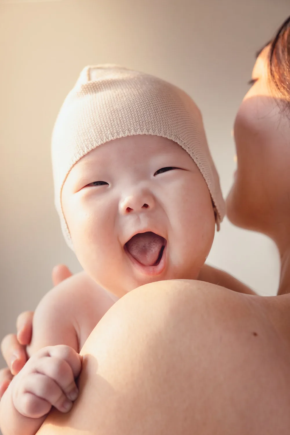 Juwon laughing with Kristin during an at-home baby photoshoot in Singapore