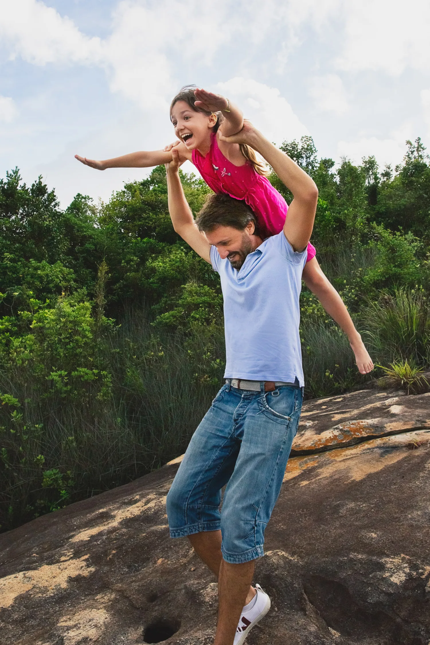 Alex with one of the daughters during the Hong Kong outdoor family session