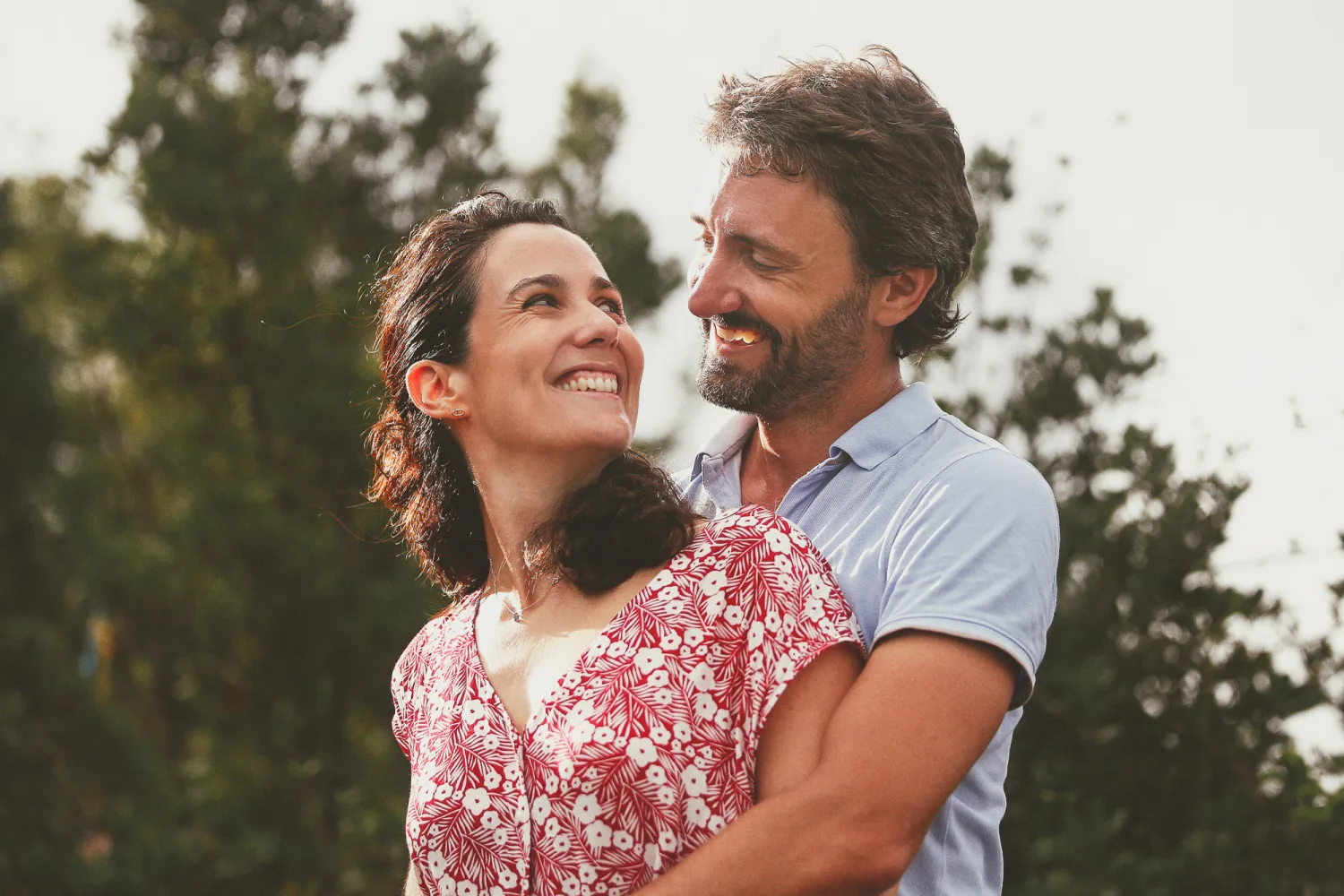 One of the daughters laughing during the Hong Kong outdoor family photoshoot