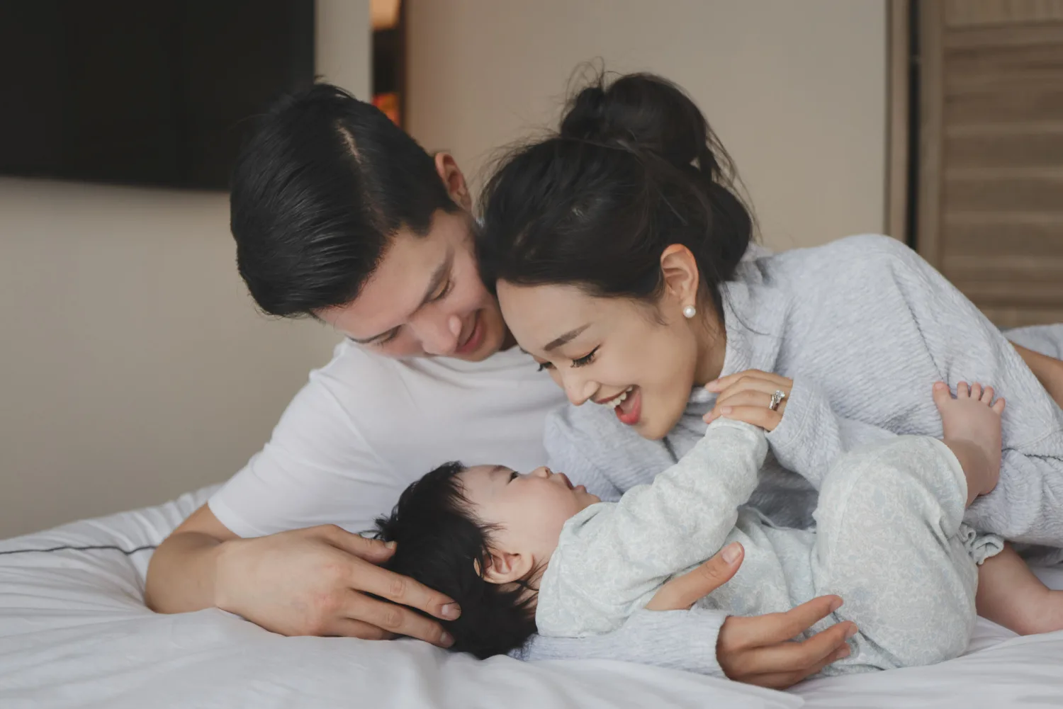 Outdoor family portrait of Paul, Danbi and their newborn baby in Singapore