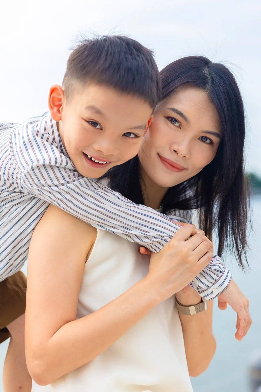 Lucas and Louis wrapped up close during the early morning family session